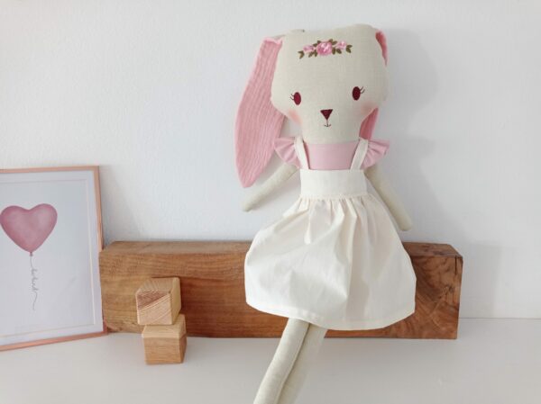 krpena lutka zečica u krem haljini i s vezenim detaljima