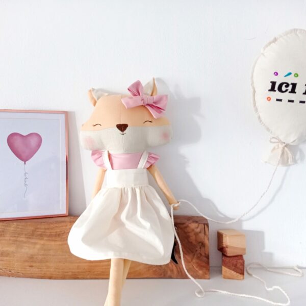 krpena lutka lisica drži platneni balon u ruci