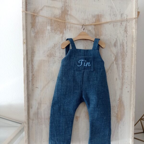 Plave hlačice personalizirane mašinskim vezom