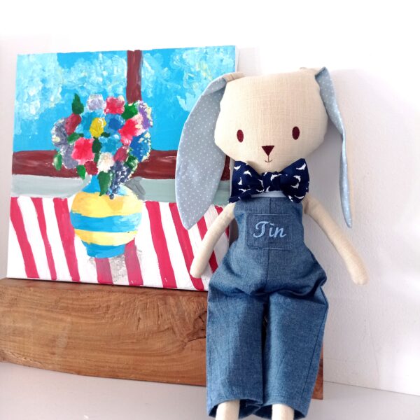 Krpeni zeko u plavim hlačicama