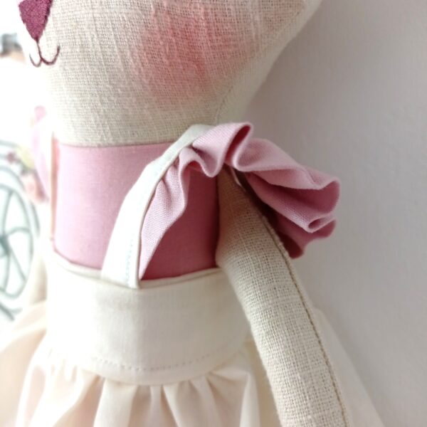 detalj puf rukavića Krpena ručno rađena lutka lavica u krem haljini
