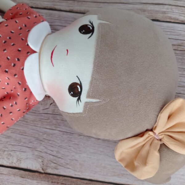 Unikatna personalizirana krpena lutka u narandžastoj haljini na srca s vezenom pregačom