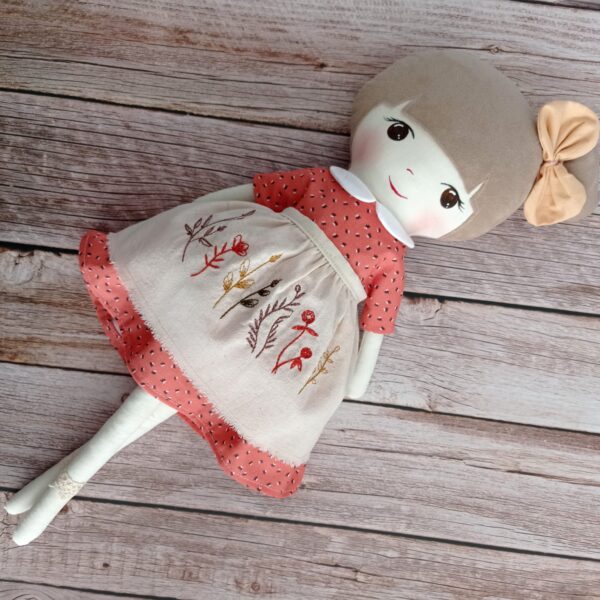 Unikatna personalizirana krpena lutka u narandžastoj haljini i pregačom s vezom