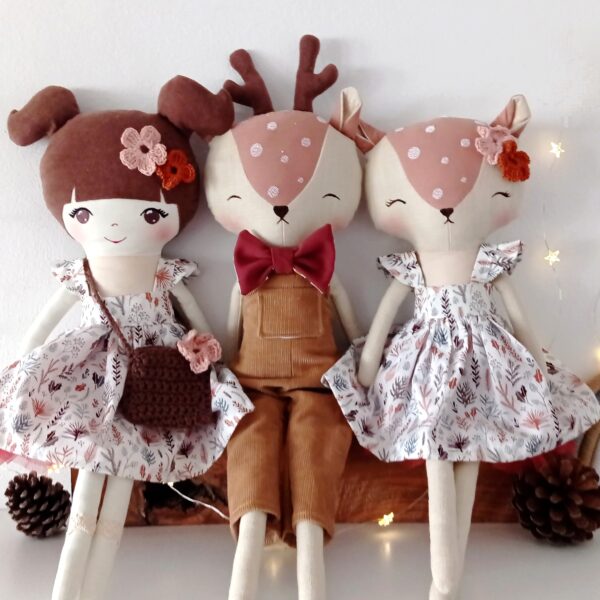 Ručno rađene lutke u haljini s božićnim motivima i tilom