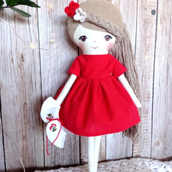Ručno rađena lutka s vezenom kragnicom u crvenoj suknjici