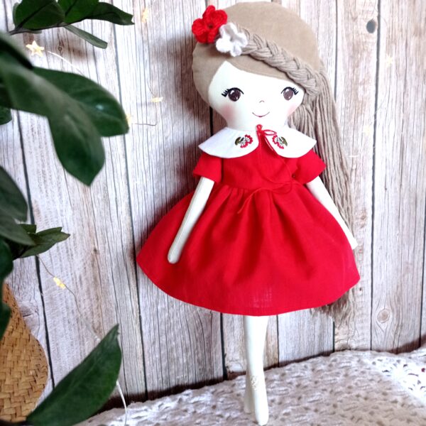 Ručno rađena lutka s vezenom kragnicom u crvenoj suknjici